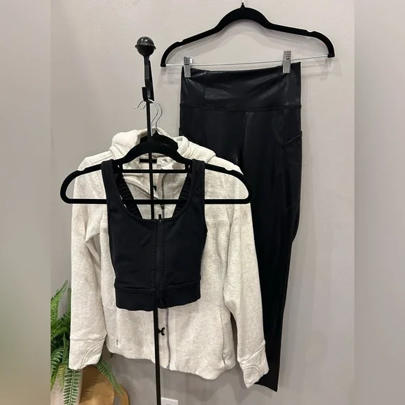 NWT 🍃 Fabletics Black Faux Leather Leggings Shiny Black Fog foil - size XS / 4 - Picture 12 of 12